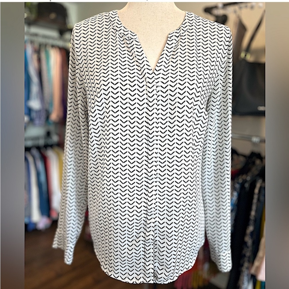 Apt. 9 Women’s Button Up Long Sleeve Blouse in White & Black Herringbone Print
